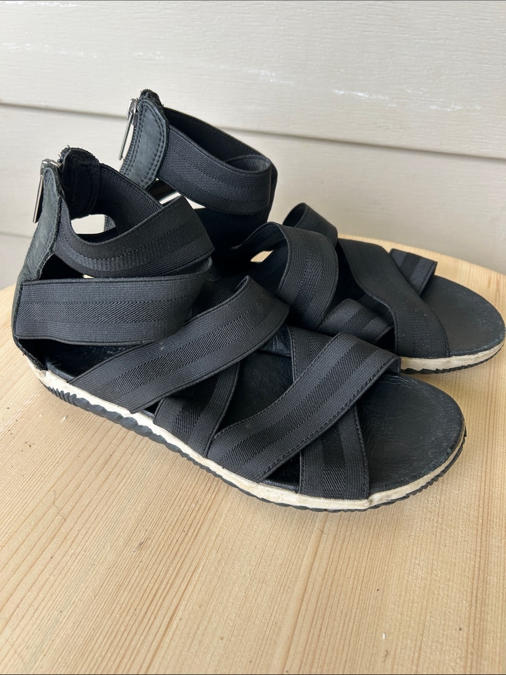 Sorel size 8 Black Strappy Back-Zip Women's Sandals